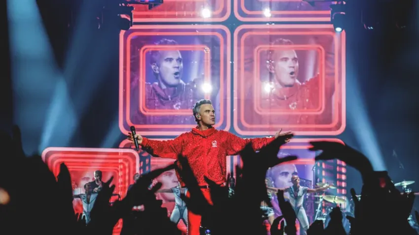 Brutális energiával robbant be Robbie Williams, fotókon a budapesti koncertje
