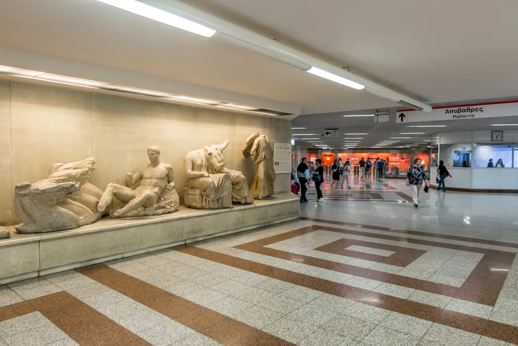 Az athéni Syntagma metróállomás földalatti peronjára lépve a csillogó márvány és az üvegbe rejtett régészeti leletek látványa egyszerre lenyűgöző és történelmi élményt nyújt az utasoknak.