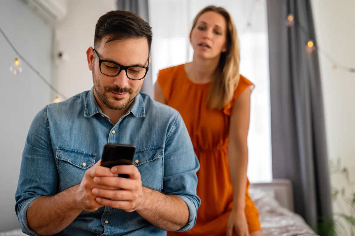 Egy telefonozó férfira gyanakszik a párja, hogy megcsalja