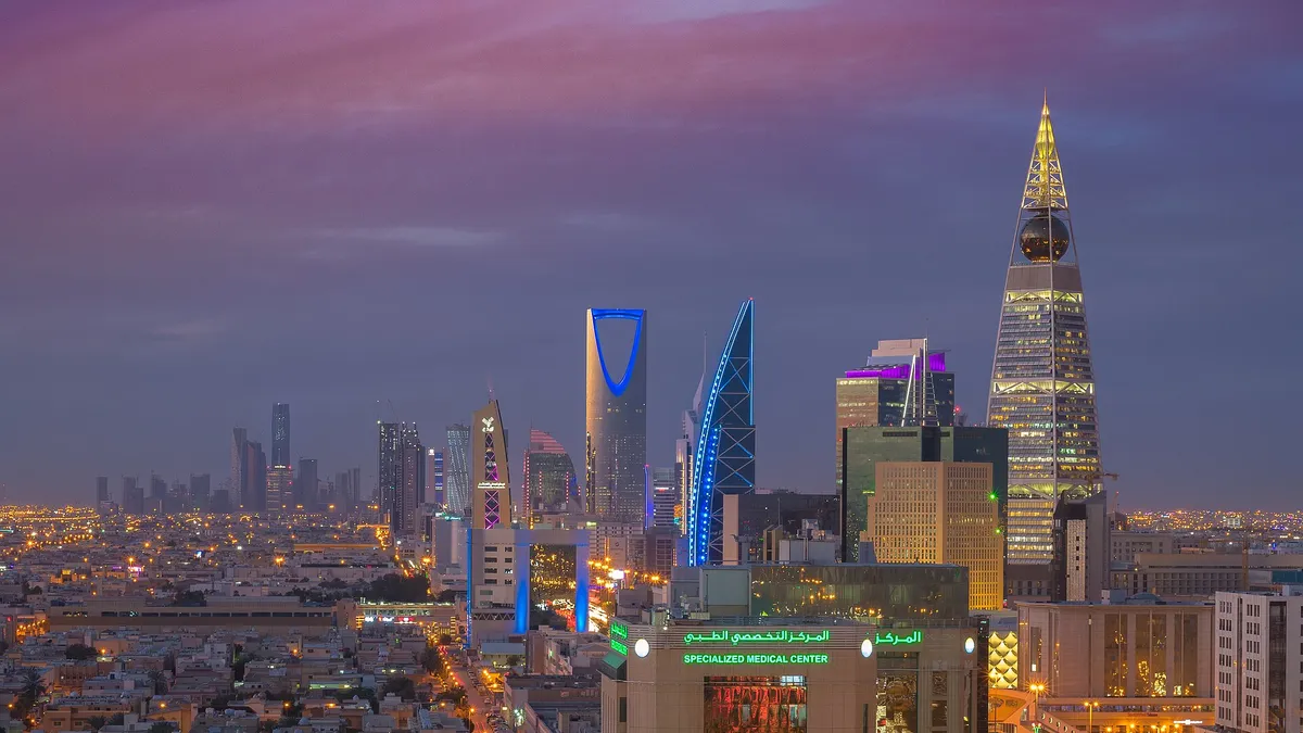 Szaúd-Arábia, Rijád, Kingdom Centre Tower, alkonyat