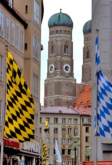 München és Bajorország zászlói és a Frauenkirche tornya