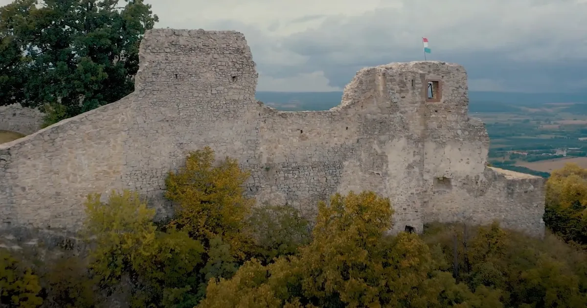 Keszthelyi-hegység, Rezi vár, kora őszi lombok