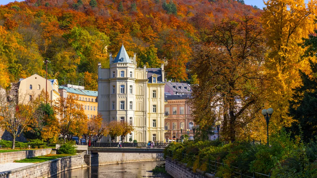Csehország legnagyobb gyógyfürdő városa, Karlovy Vary az Európa nagy fürdővárosai világörökségi helyszín része, amely ősszel is tökéletes úti cél, hiszen ilyenkor a természet a legvarázslatosabb színekbe öltözteti az egyébként is lenyűgöző kisvárost.