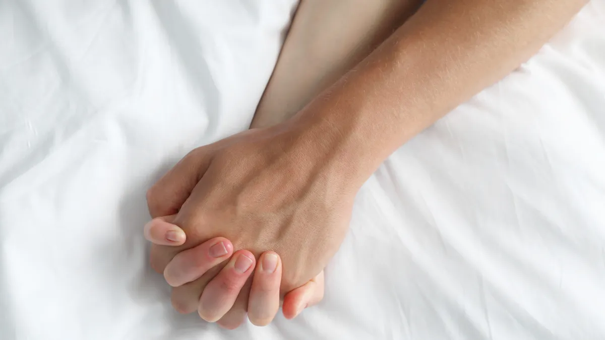 Az utasok előtt esett egymásnak a kéjenc pár: nyilvánosan szexeltek