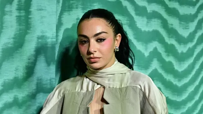 Tűzforró: áttetsző felsőben fesztiválozott Charli XCX