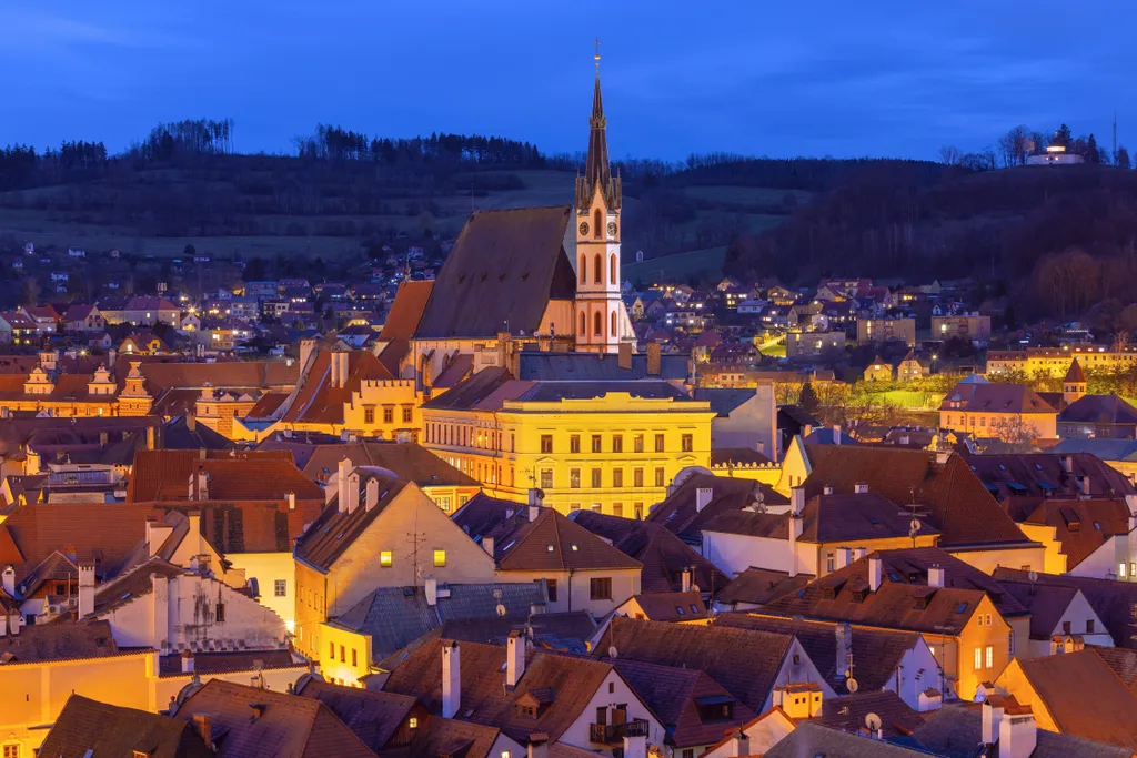 A fenséges, három hajós Szent Vitus-székesegyház - amely a város látképét uralja - 1407 és 1438 között épült, késő gótikus stílusban.