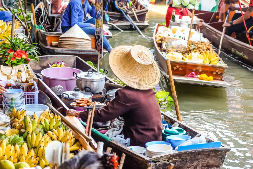 A bangkoki úszópiac tele van turistákkal, emiatt turisztikai csapdának számít, az áruk általában túlárazottak, s bár az alkudozás bevett gyakorlat, itt elsősorban inkább nézelődni érdemes.