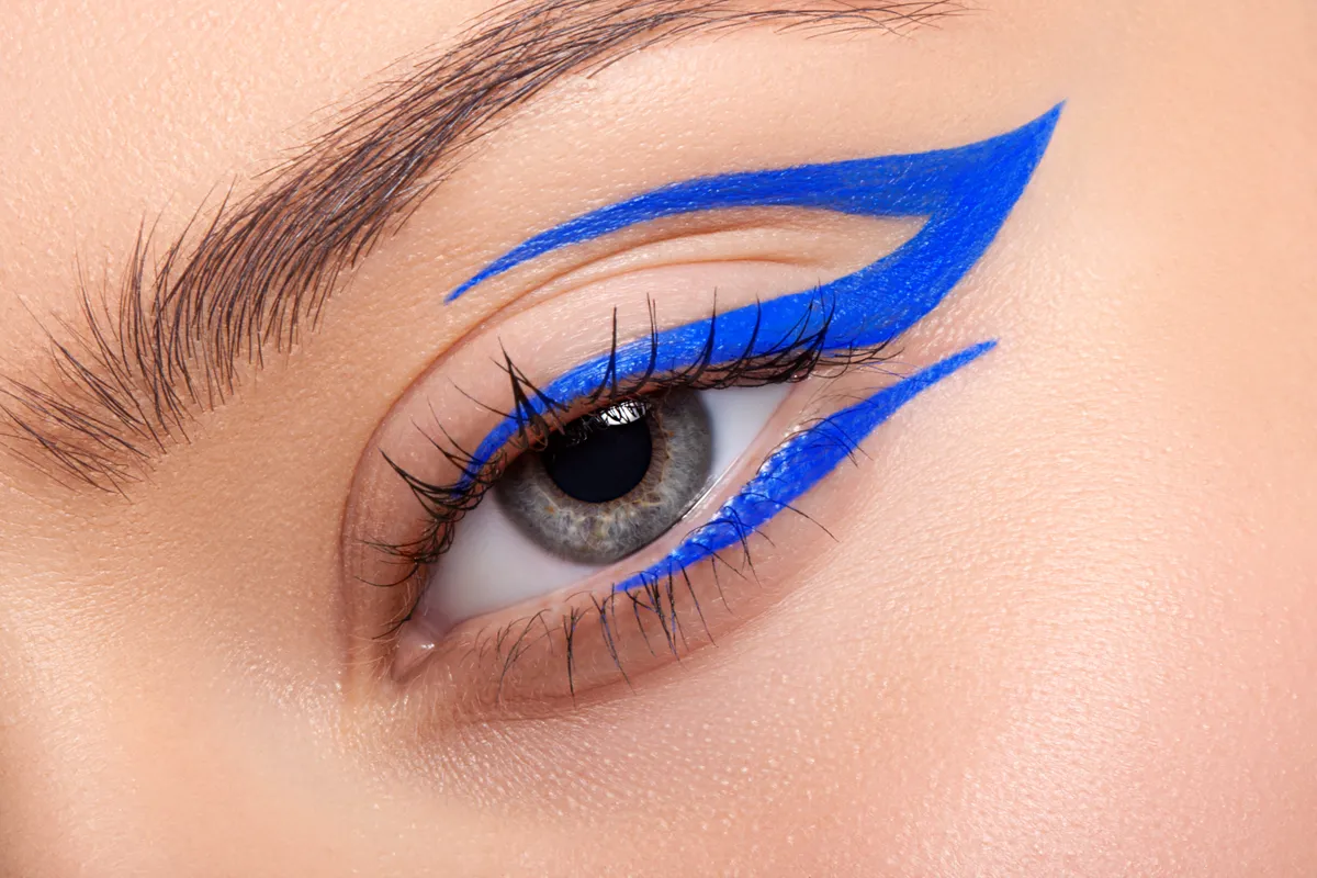 Vízöntő szemsmink, extravagáns kék tusvonallal
