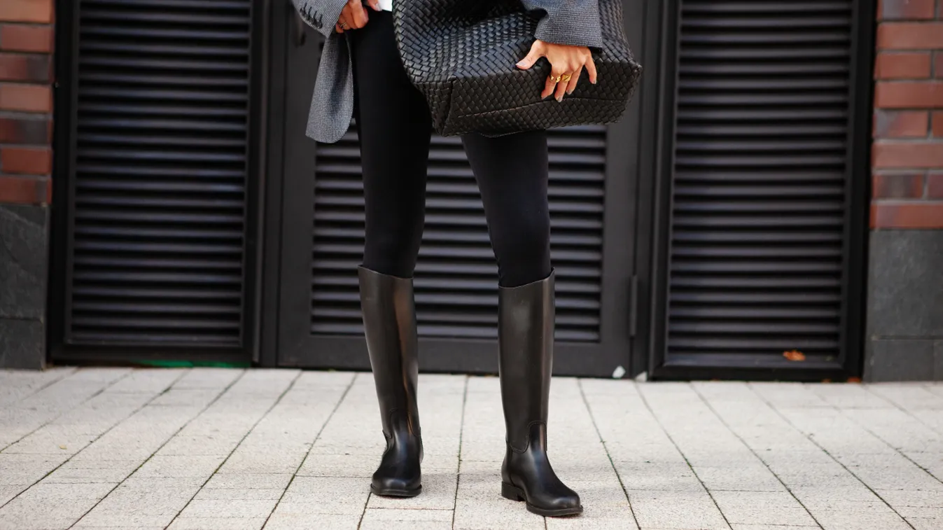 Fiatal nő fekete gumicsizmában