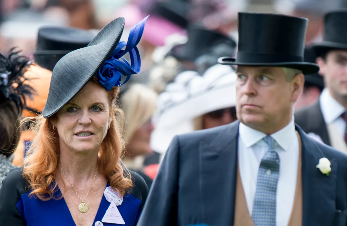 Sarah Ferguson és András herceg Epstein-nel kapcsolatos botránya a Buckingham-palotán belül is feszültséget okoz