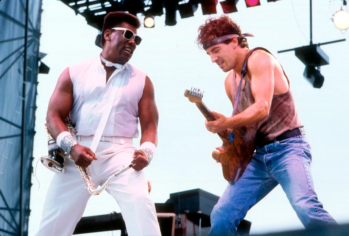 Bruce Springsteen fiatalon gitározik egy koncerten