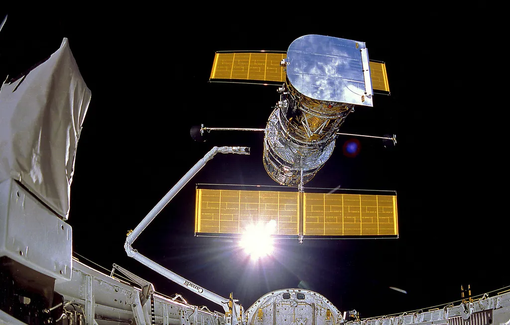 Az STS–31 küldetés pillanata: a Hubble űrtávcső pályára állítása a világűrben