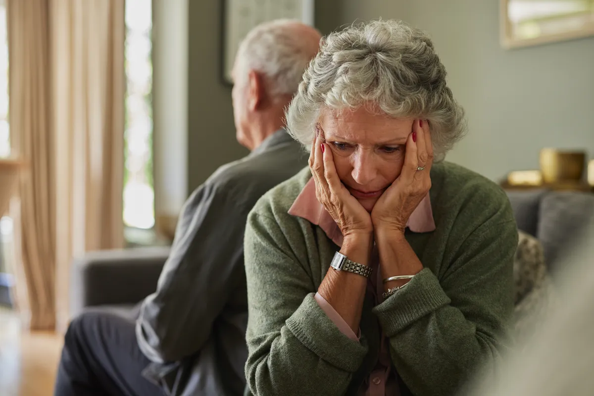 szomorú idős pár akik az Alzheimer-kór miatt szomorkodnak