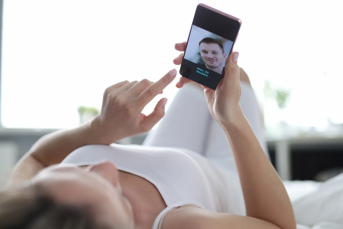 Ismerkedés online, telefonon beszélgető nő és férfi.