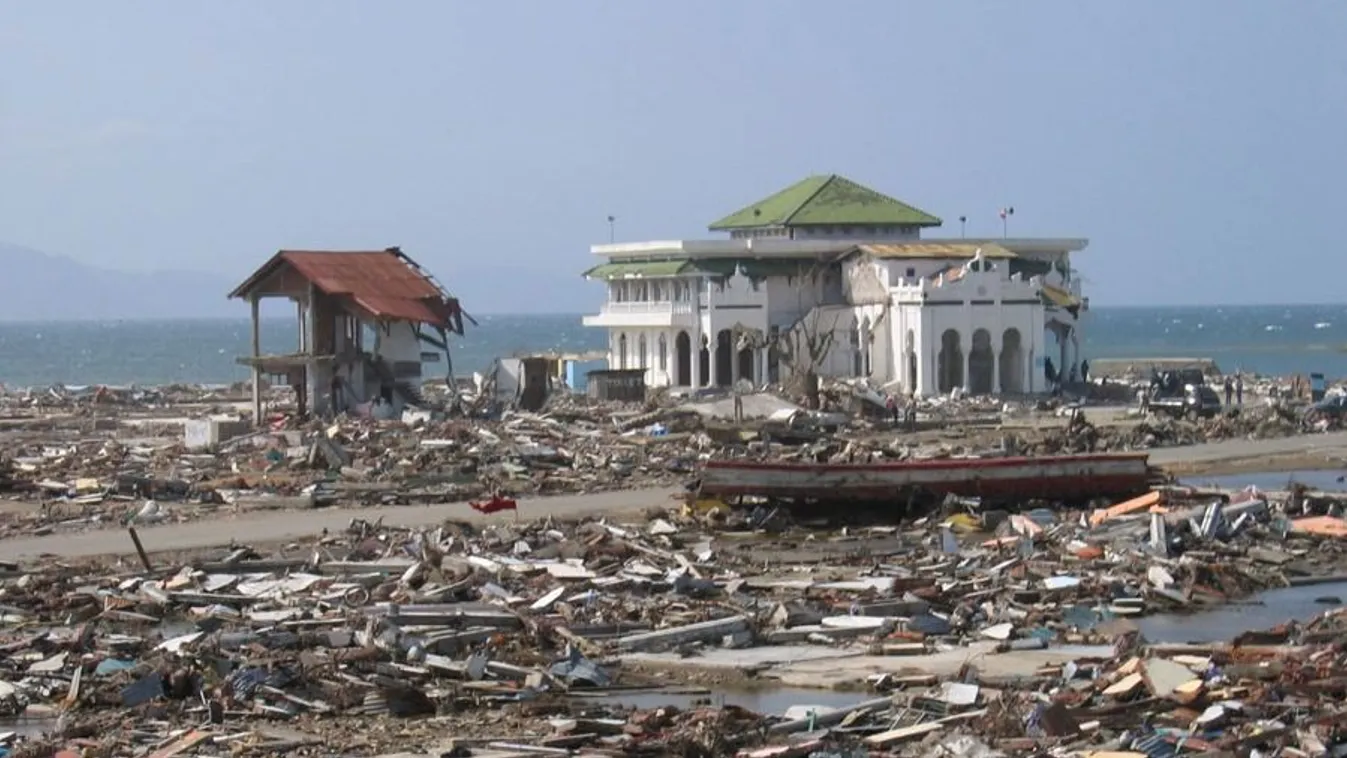 Amikor mindent visz a szökőár - az indonéziai Aceh tengerpartján csak a mecset épülete maradt állva