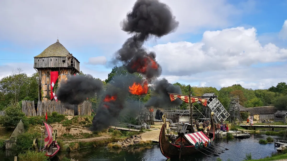 Puy,Du,Fou, a történelmi vidámpark korhű díszletek között eleveníti meg a viking összecsapásokat