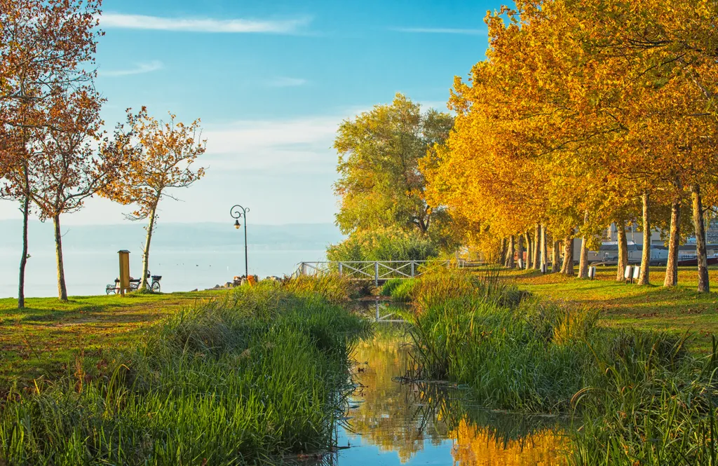 A Balaton partját ősszel elhagyják a strandolók, helyüket az a néhány sétáló, kerékpározó veszi át, akik a lelassult, elcsendesedett Balaton hangulatára kíváncsiak.