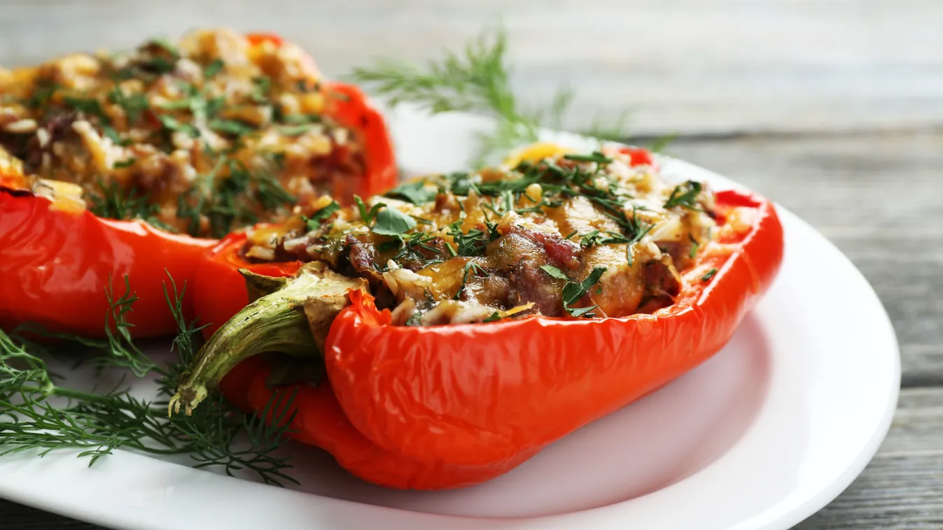 Paprikás ételek: töltött paprika pulykával és barna rizzsel