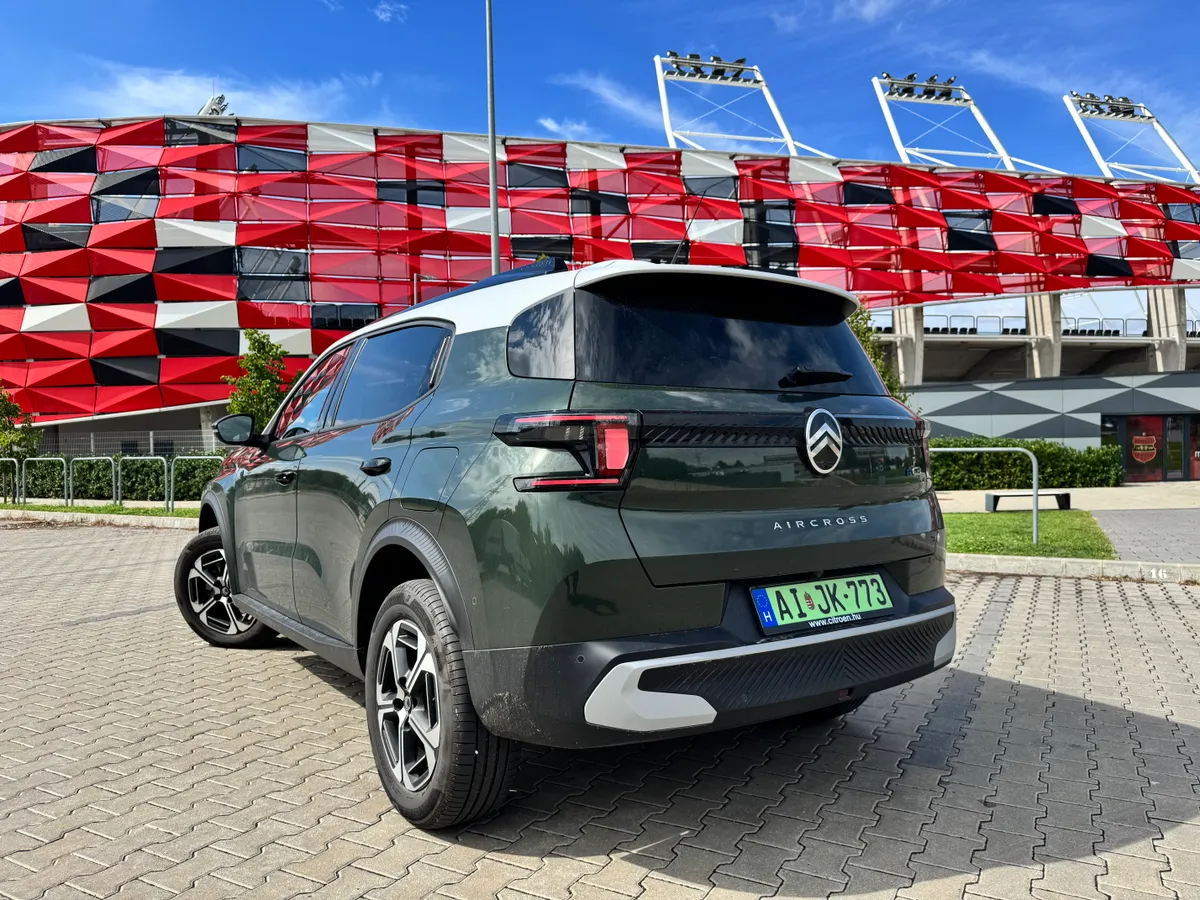 Citroën ë-C3 hátulja, a csomagtartó zárva, az autó áll a parkolóban.
