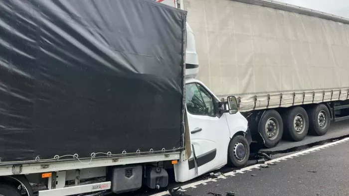 Tragédia az M1-esen: felnyársalta a sofőrt a raktér