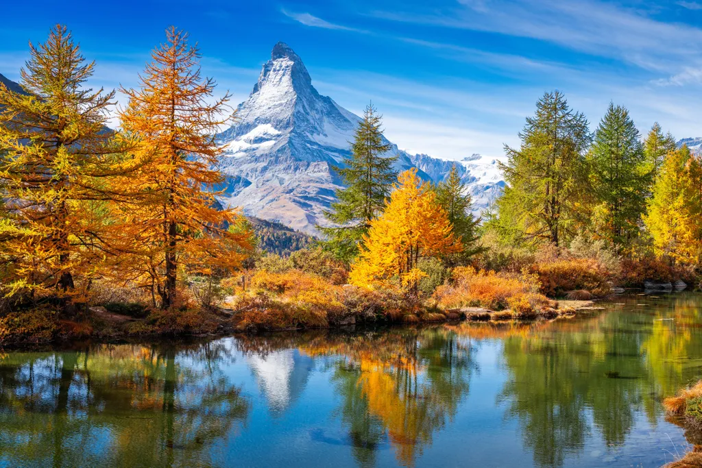 A svájci Matterhorn környéke elsősorban télen kedvelt úti cél - köszönhetően a világ egyik legjobb téli sport helyszínének, de ősszel is érdemes ellátogatni ide, mert ilyenkor még nincs sok turista, a természet viszont a legszebb arcát mutatja. 