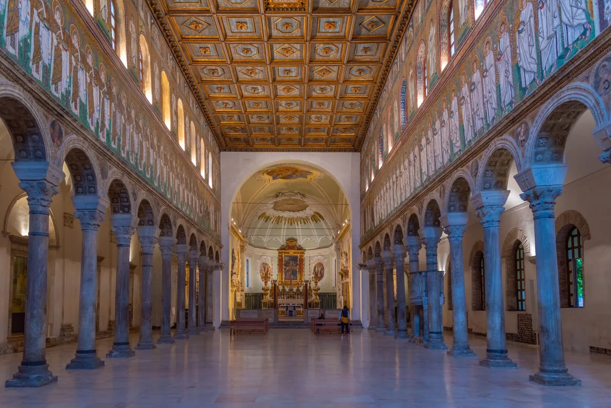 Ravenna, Basilica di Sant'Apollinare Nuovo, belső tér