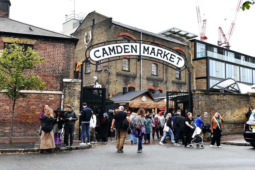 A londoni Camden Market szintén kedvelt turisztikai úti cél: bohém, underground üzletei, tetoválószalonjai, és a világ szinte minden konyháját felvonultató ételstandjai igazi turistacsalogatók.