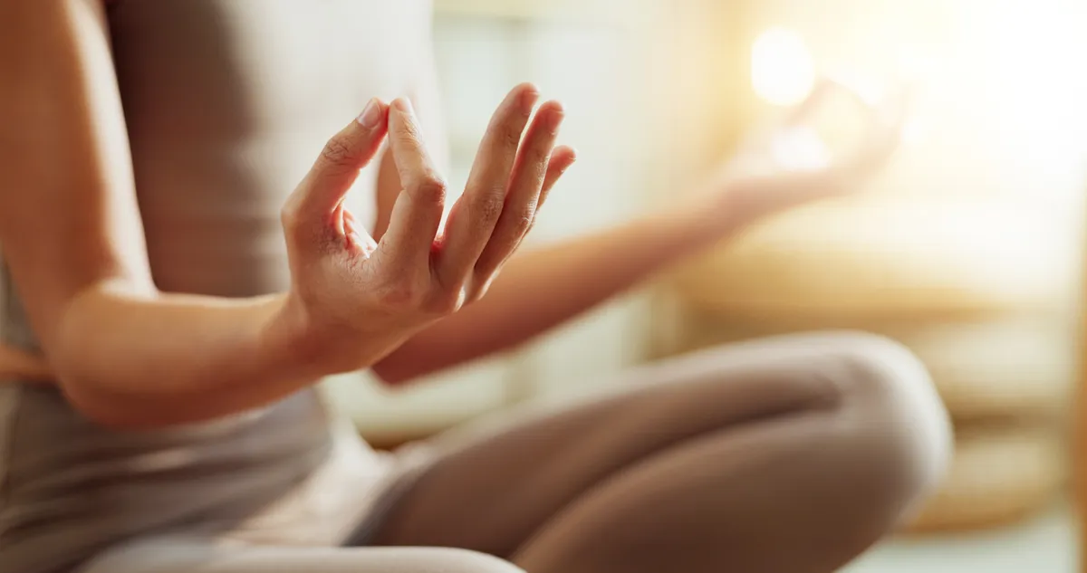 Meditáló nő, aki a személyiségteszt alapján a gyógyításra szoruló csakrájára koncentrál.