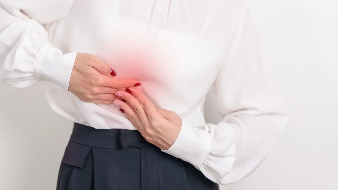 Fiatal nő a máját fogja fájdalom miatt