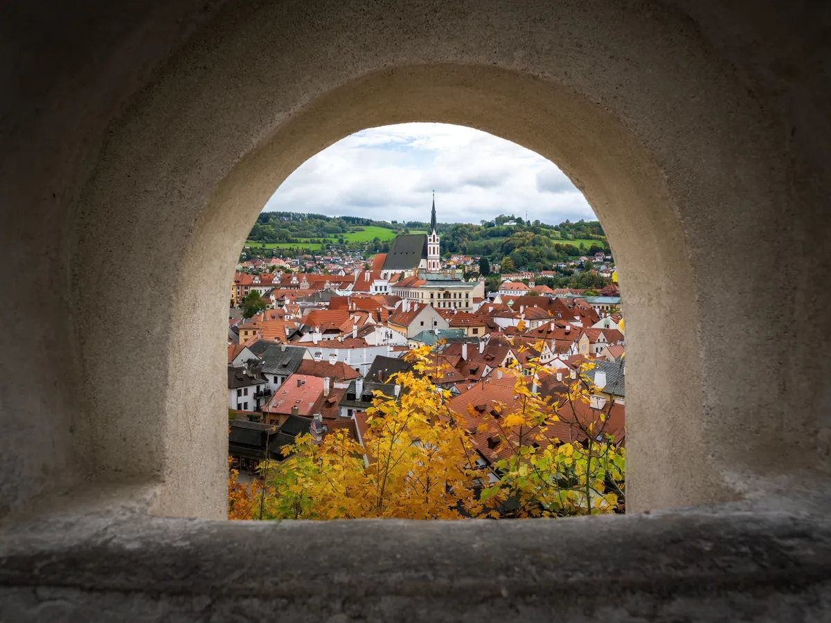 Cesky Krumlov, ablaknyílásból fotózva a város, őszi színek