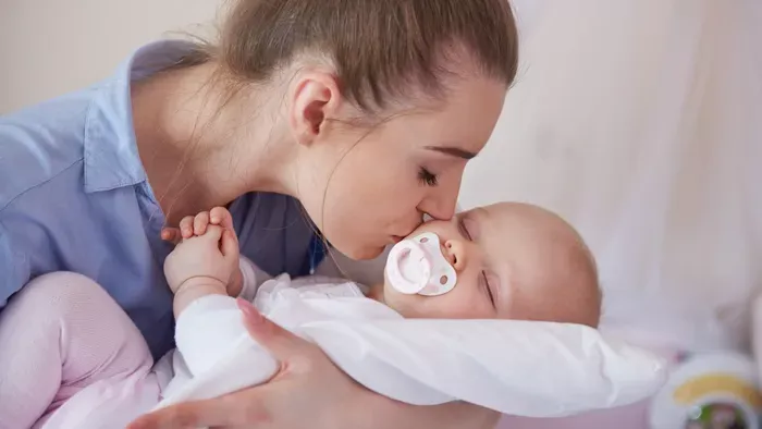 Gyermekét szoptatta, majdnem belehalt a műsorvezető