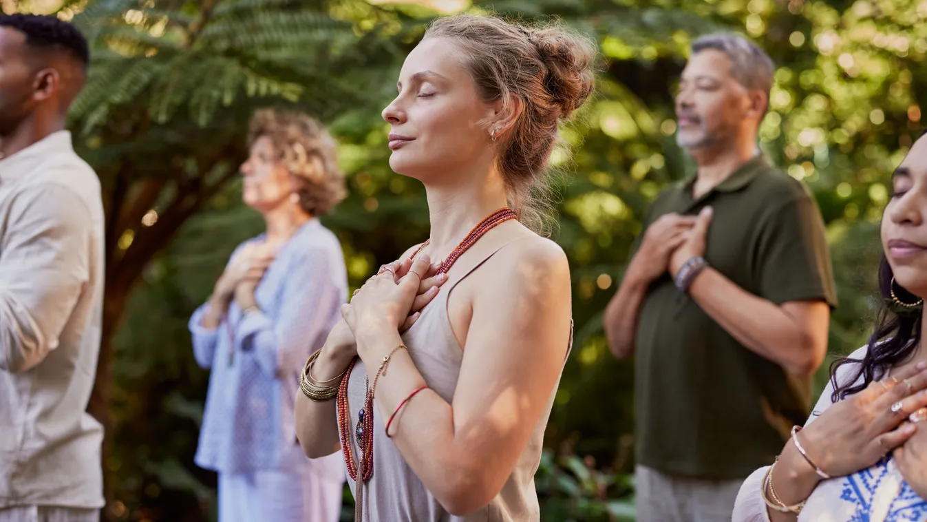 Közösségre épülő Simonton-tréningen részt vevő rákbeteg nő a társaival a szabadban relaxál
