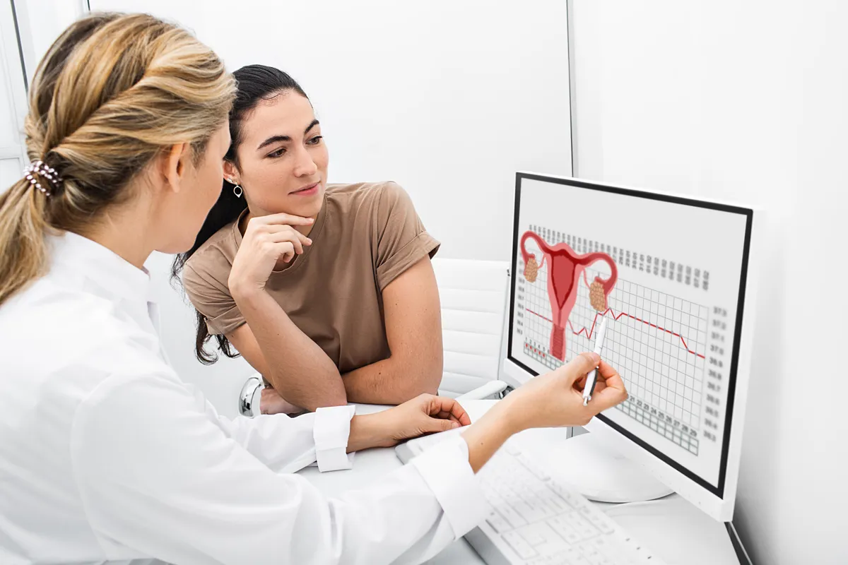 nőgyógyász szakorvos mutatja a leletét egy nőnek a számítógépen ami a menstruációhoz kapcsolódik