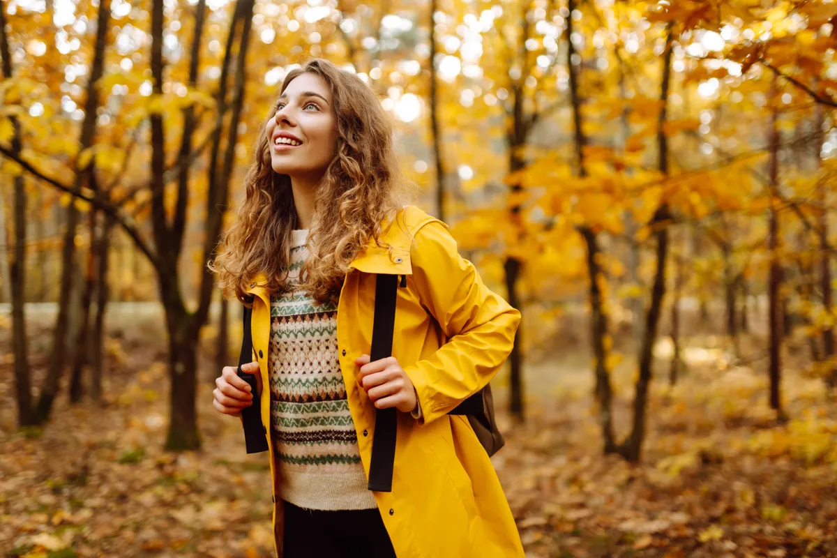 FIatal nő az erdőben túrázik ősszel