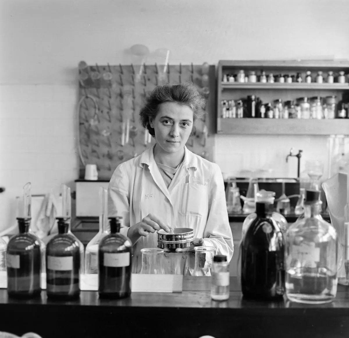 A kőbányai Gyógyszerárugyár (korábban és ma Richter Gedeon Vegyészeti Gyár) egy dolgozója, 1966