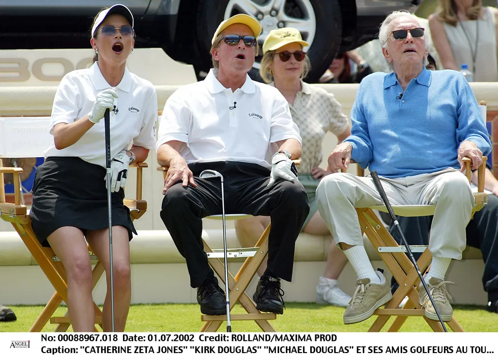 A Douglas és Zeta-Jones család közös hobbijának, a golfnak hódol (Fotó: ALAIN ROLLAND / MAXIMA PROD / BESTIMAGE)