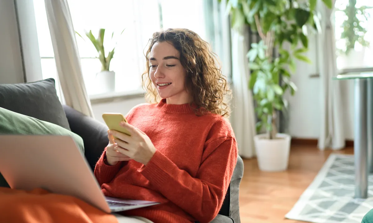 egy nő telefonon folytat ismerkedést