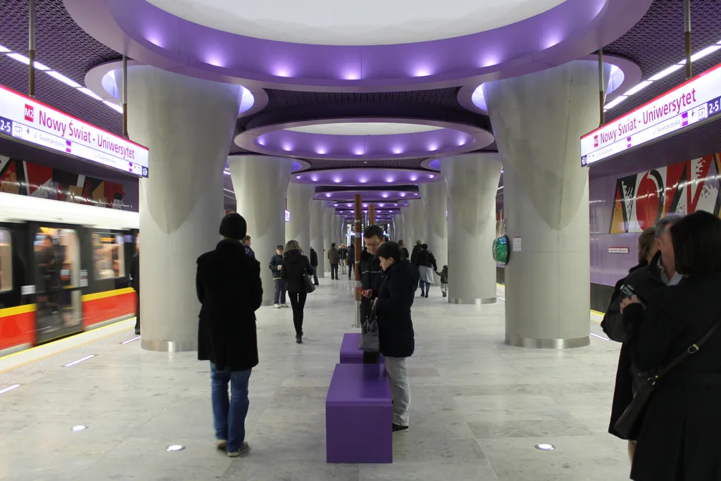 A varsói Nowy Świat-Uniwersytet metróállomás 2015-ben nyílt meg, és modern kialakításával a lengyel főváros belvárosának egyik legforgalmasabb közlekedési csomópontjává vált.