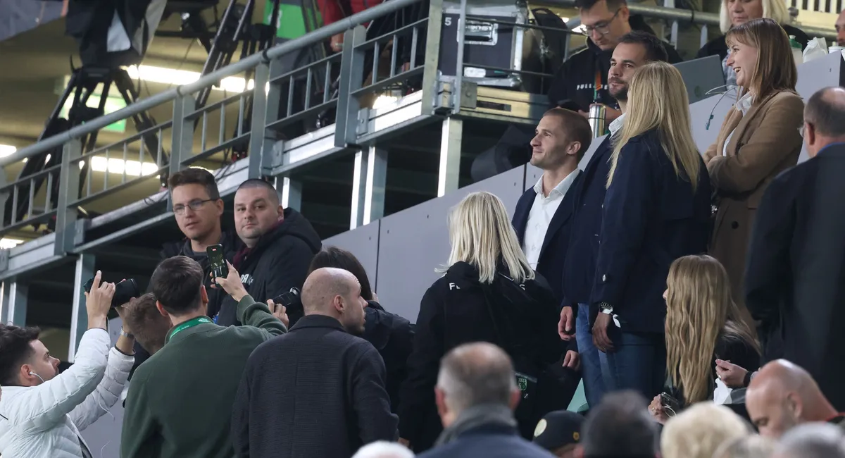 Kapu Tibort a drukkerek is fotózták a Fradi-Plzen meccs előtt