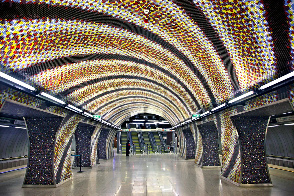 A budapesti Szent Gellért tér metróállomás 2014 óta kápráztatja el utasait színes, kígyóbőrre emlékeztető mozaikjával, mintha egy galaktikus spirálban várnánk a következő járatra.