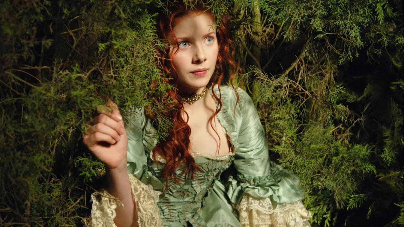 Gyilkos zöld ruhaneműben bokrok mögül kibújó lány a Viktoriánus korból