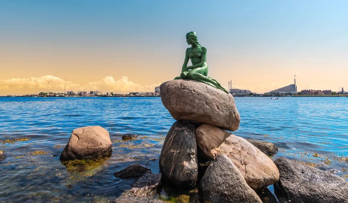 Hans Christian Andersen kishableányának szobra Koppenhágában