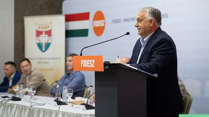 Orbán Viktor a Fidesz frakcióülésen: A Tisza-adó bevezetése egy brüsszeli terv része