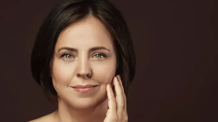 5 nőies frizura, amely optikailag éveket fiatalít rajtad