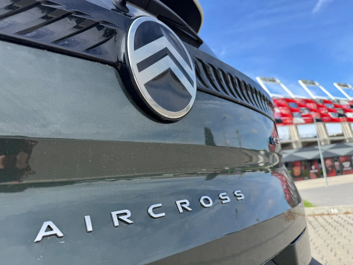 Citroën ë-C3 teszt példánya, a márka jelzés közelről fotózva, szürke színben 
