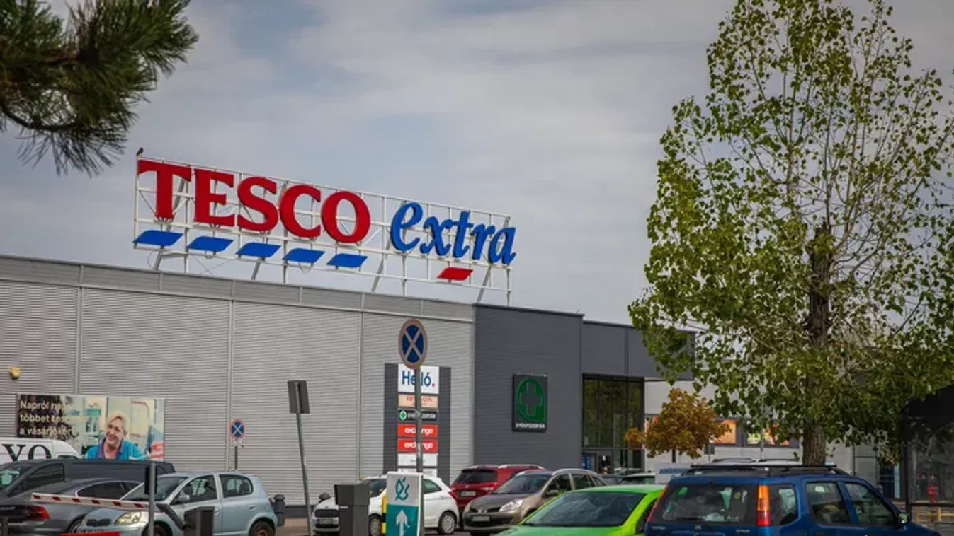 A Tesco parkolójában gázoltak el egy embert, hajszálon múlt az élete