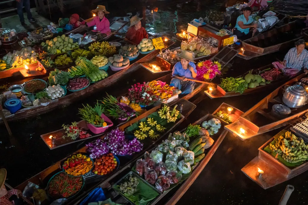A bangkoki Damnoen Saduak úszó piac keskeny khlongok (csatornák) labirintusából áll, ahol a helyi kereskedők tradicionális öltözékben kis sampanjaikból (tradicionális fa csónakok) árusítják portékáikat.