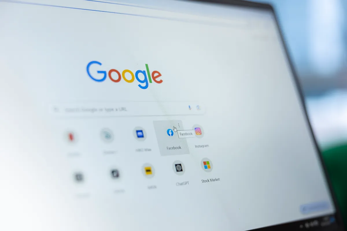 A Google monopolhelyzetét kihasználva arra kényszeríti a kiadókat, hogy hozzáférést adjanak tartalmaikhoz
