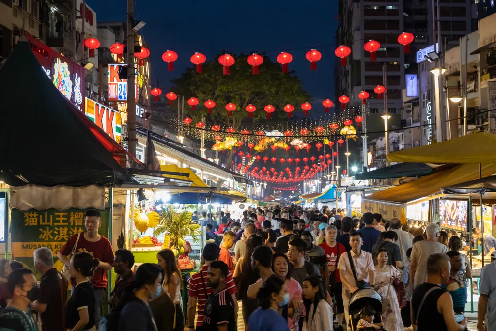 Kuala Lumpur nevezetes éjszakai street food piaca a Jalan Alor, ahol Délkelet-Ázsia legízletesebb fogásait kóstolhatjuk meg a rettenetes szagú duriantól kezdve a nyílt lángon sercegő saté nyársakig és tésztalevesekig.
