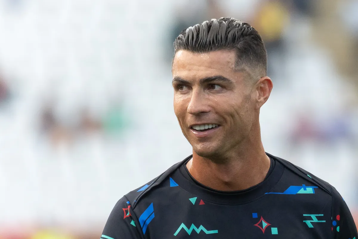 Cristiano Ronaldo a portugál válogatott mezében mosolyog. 